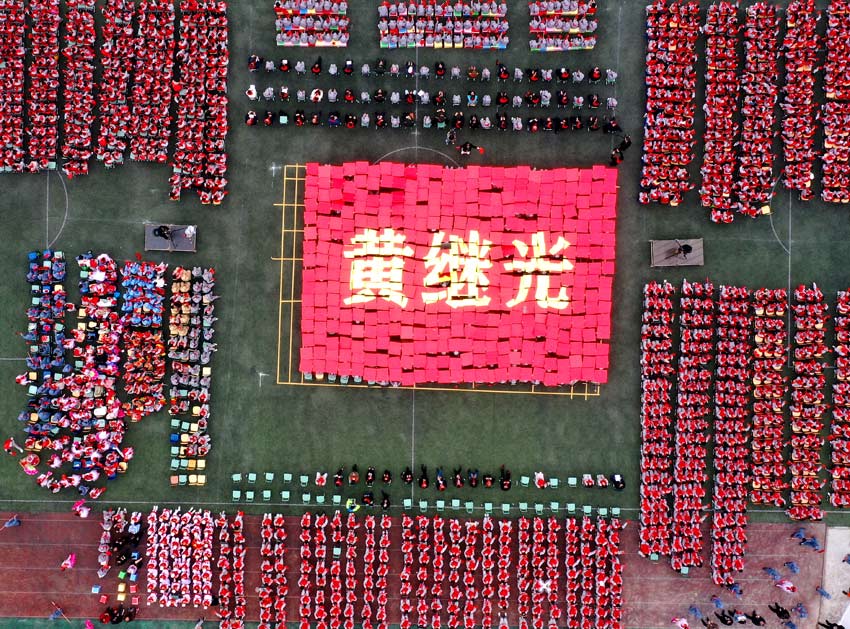 黃繼光紅軍小學(xué)同學(xué)們表演紅色文藝節(jié)目