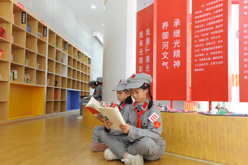 中江縣小學(xué)生在讀書角閱讀紅色書籍。