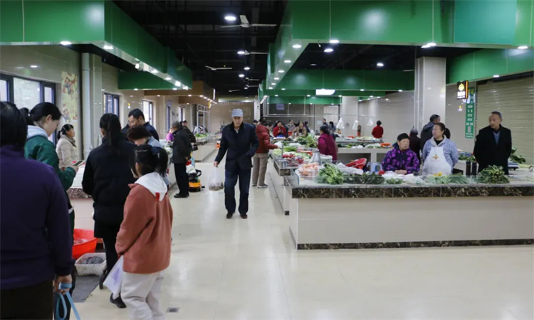 “愛心菜市”內(nèi)明亮整潔，市場交易有禮有序。四川天府新區(qū)融媒體中心供圖