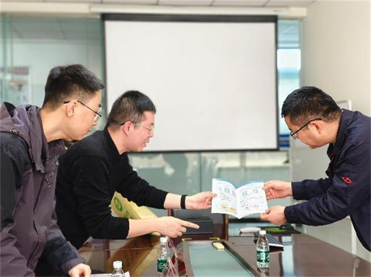 工作人員到企業(yè)送政策服務(wù)。