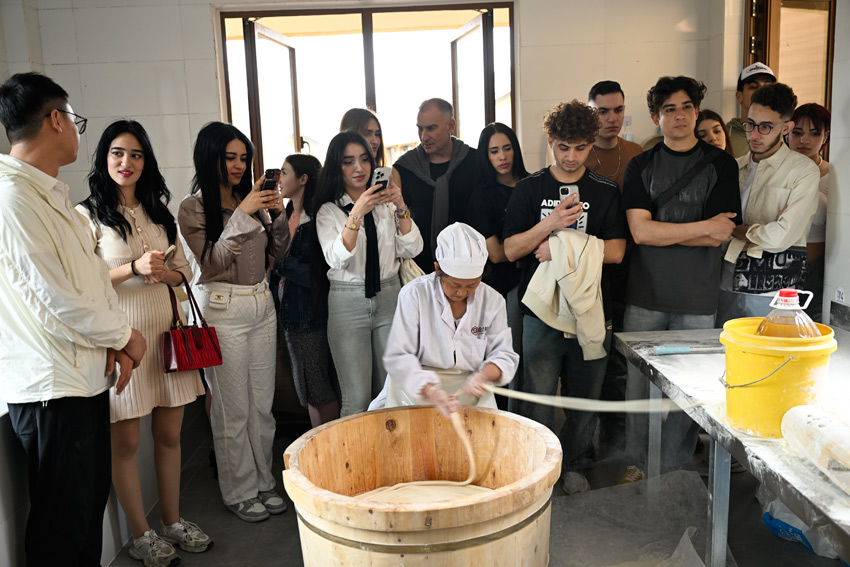 外國游客現(xiàn)場觀看中江手工掛面制作過程.JPG