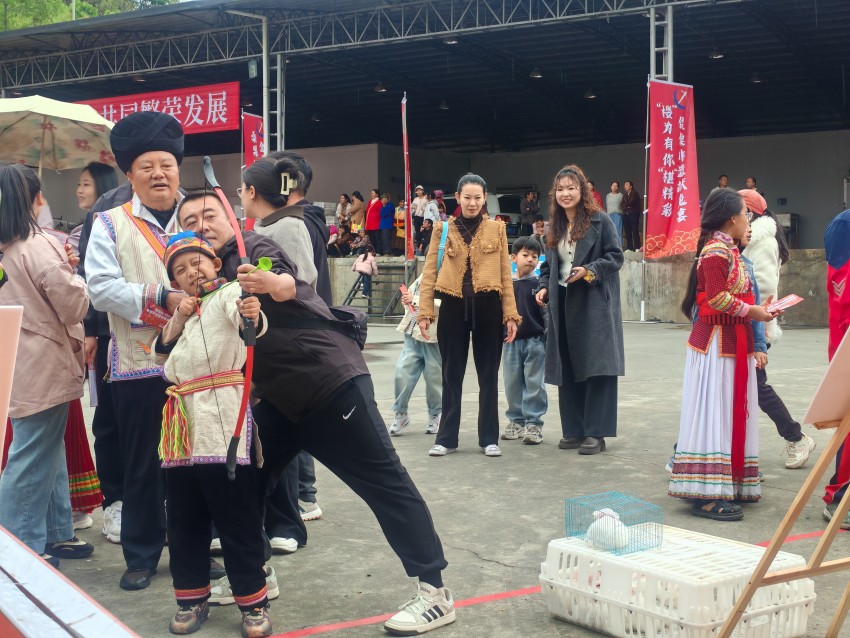 游客正在體驗非遺項目。德昌縣委宣傳部供圖