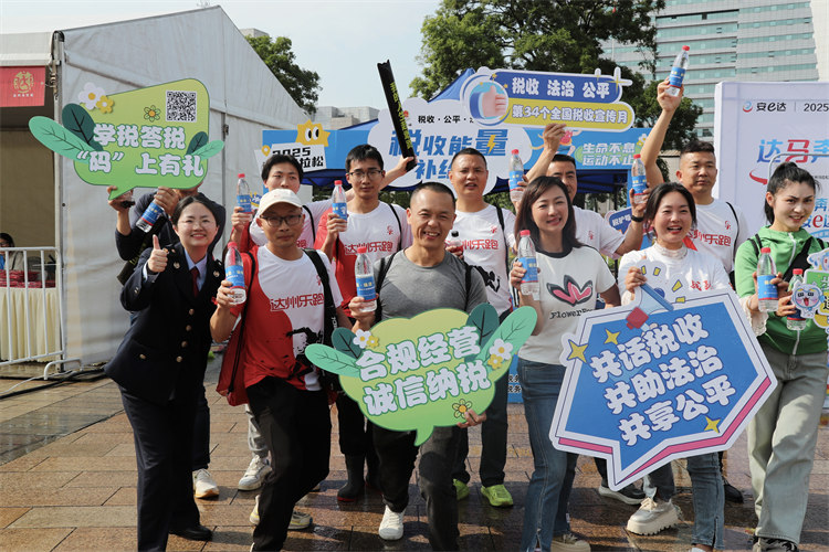 參賽跑友和現(xiàn)場群眾為稅務(wù)干部的暖心服務(wù)點(diǎn)贊。達(dá)州市稅務(wù)局供圖