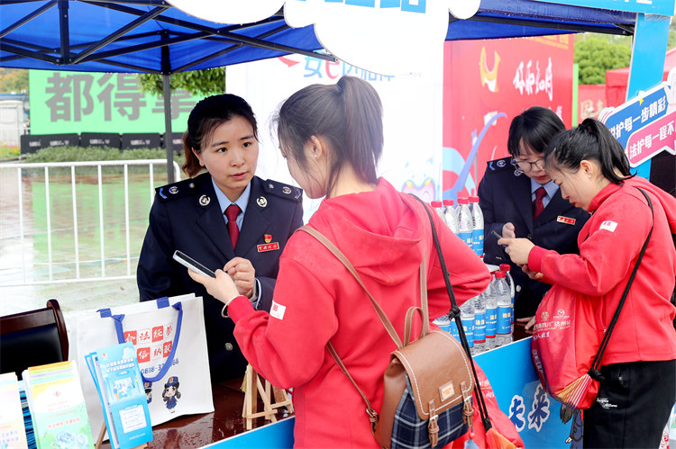 稅務(wù)干部為參賽選手宣傳最新稅費政策。達(dá)州市稅務(wù)局供圖