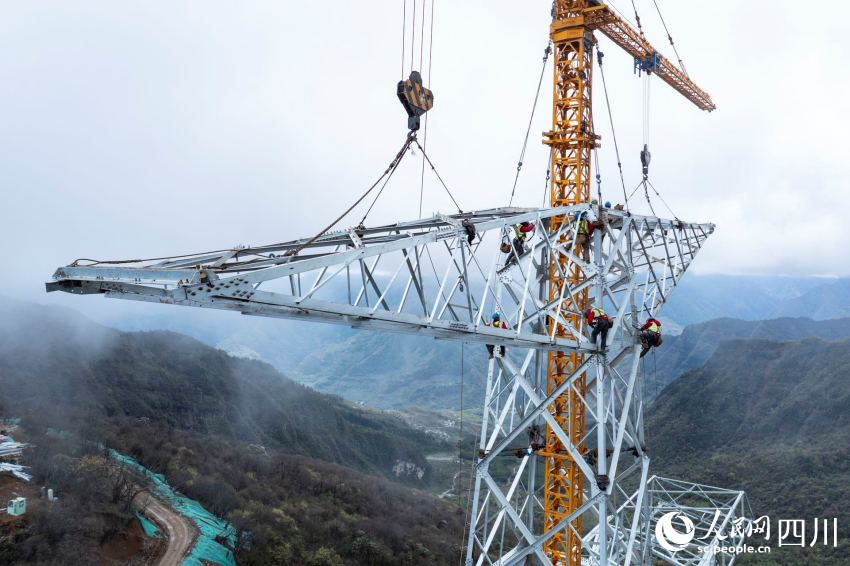 2024年4月19日，牛背山上，電力工人正在金上至湖北特高壓工程進(jìn)行組塔施工作業(yè)。田海攝
