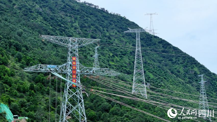 2024年7月3日，金沙江上游-湖北特高壓工程飛越大渡河施工現(xiàn)場(chǎng)。劉湘釩攝