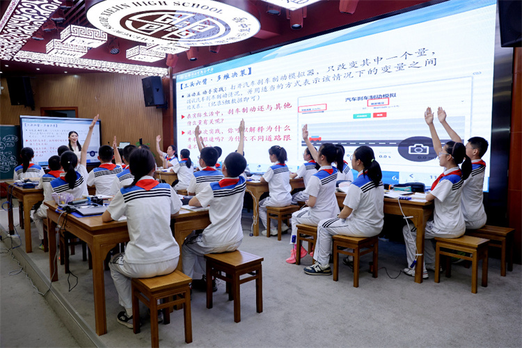 學生積極回答老師的提問。