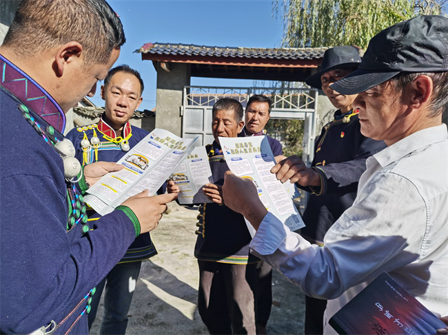 走村入戶科普宣傳。普格縣委禁毒辦供圖