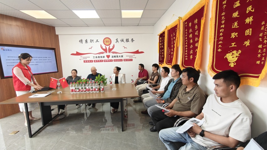  南充網(wǎng)約車行業(yè)工會聯(lián)合會開展司機座談會。陳萱攝