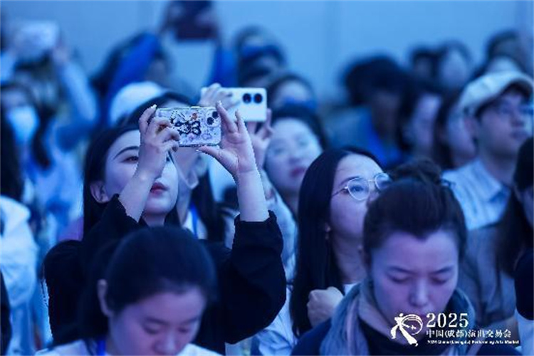 參會(huì)代表用手機(jī)記錄精彩內(nèi)容。