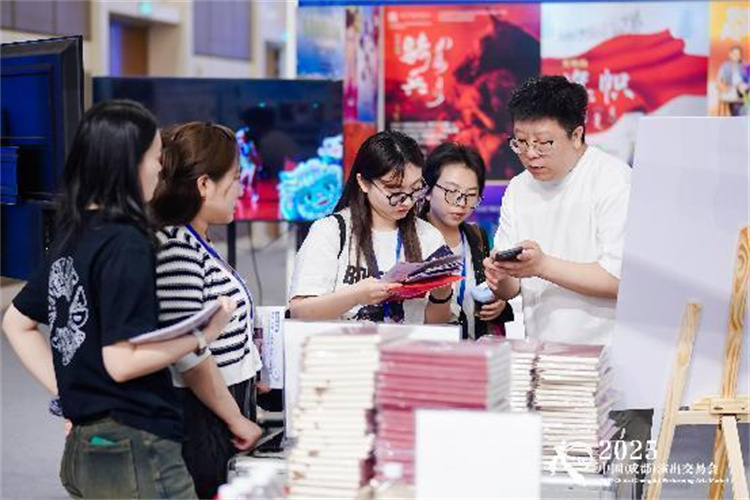 參展企業(yè)向客商介紹自己的產(chǎn)品。