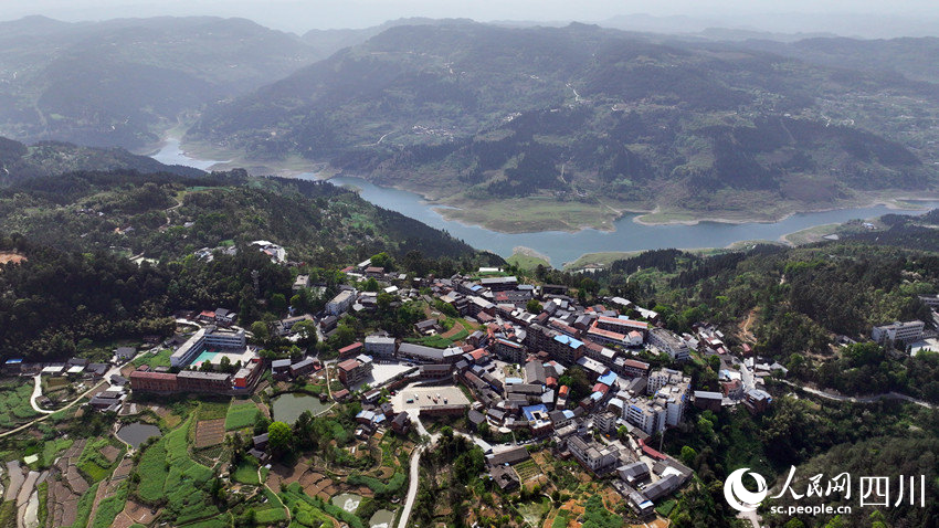 俯瞰威遠縣山王鎮(zhèn)。王斌攝