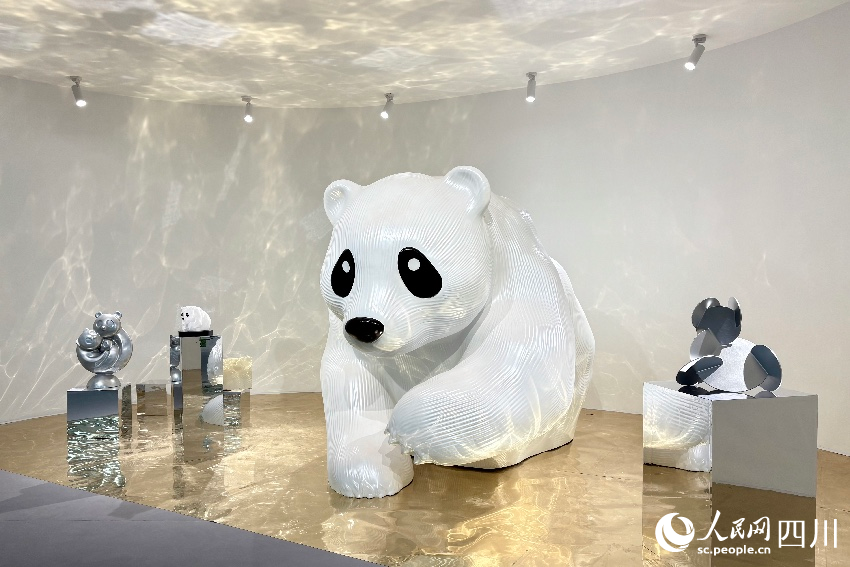 “熊貓家園·全球共賞”國際創(chuàng)意聯(lián)展現(xiàn)場。人民網(wǎng)記者 朱虹攝
