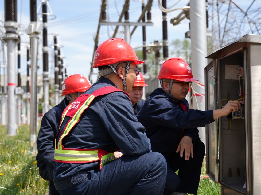 2025年4月19日，在普提500千伏變電站，國網(wǎng)四川送變電公司電力調(diào)試人員在檢查端子箱接線情況。羅海弋?dāng)z