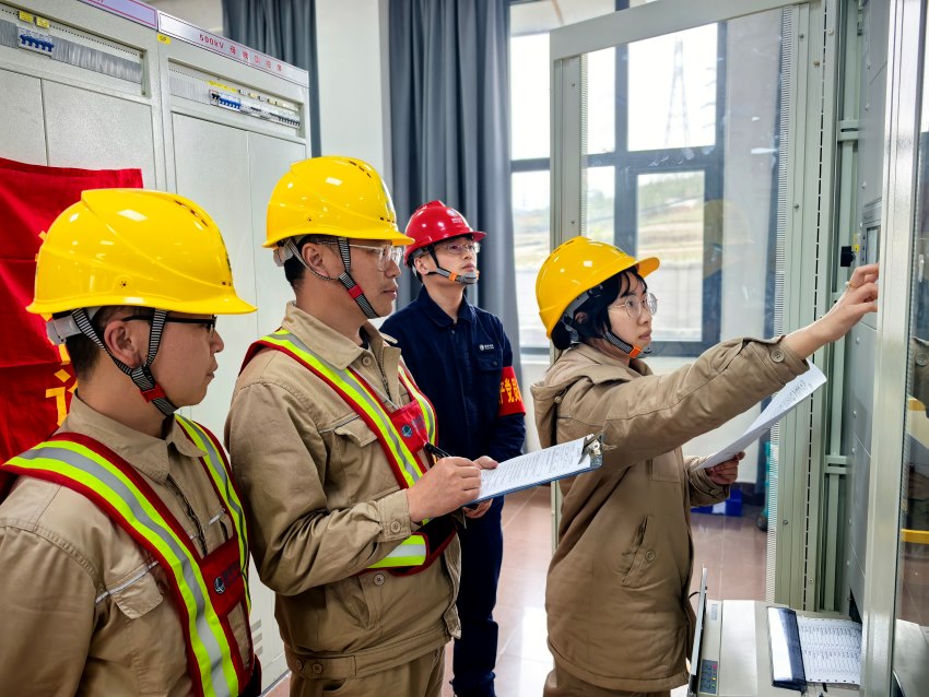 2025年4月23日，在普提500千伏變電站，國網四川超高壓公司電力運維人員開展500千伏金普一、二線送電工作。李夢娜攝
