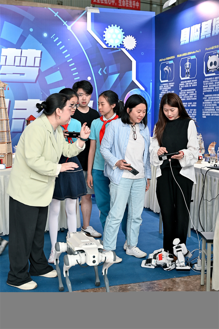 操作機器人。青羊區(qū)教育局供圖