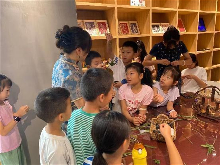 青少年非遺體驗(yàn)。陳靜供圖