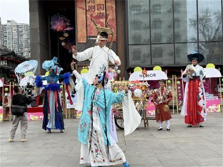 文殊坊街區(qū)傳統(tǒng)文藝表演。陳靜供圖
