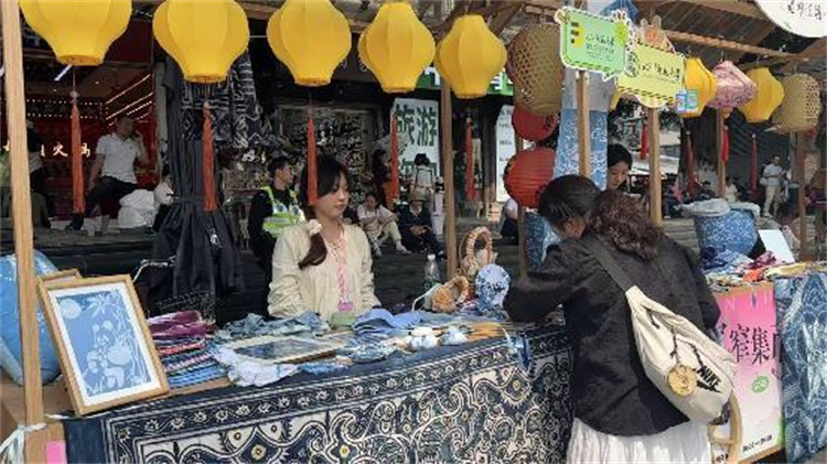 游客選購文創(chuàng)產(chǎn)品。陳靜供圖
