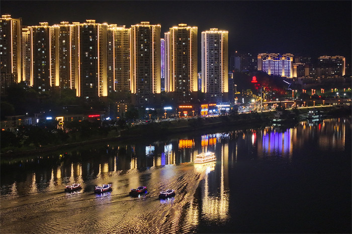 “嘉陵舫”游船。