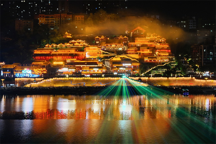 沿口古鎮(zhèn)夜景。