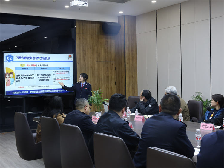 稅務干部講解個人所得稅有關政策。達州市稅務局供圖