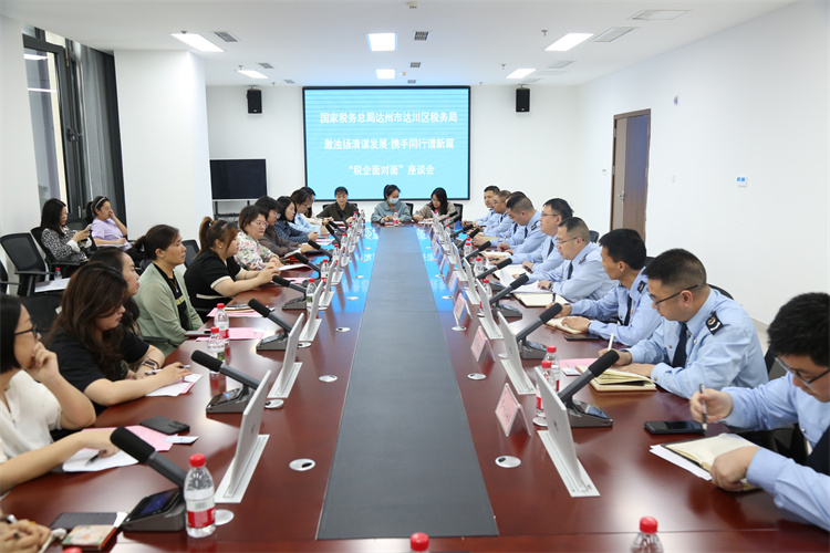 稅務干部和涉稅中介代表簽署倡議書活動現(xiàn)場。達州市稅務局供圖