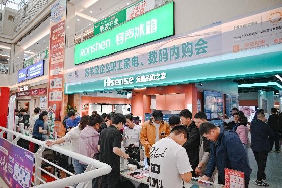 市民選購家電。青羊區(qū)商務(wù)局供圖