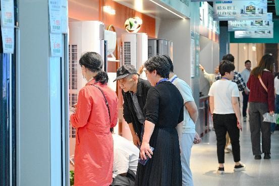 市民在商場選購電器。青羊區(qū)商務(wù)局供圖