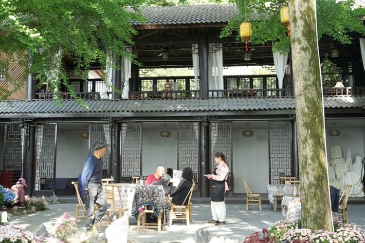 “半山雲(yún)澗”民宿玩耍。綿竹市融媒體中心供圖