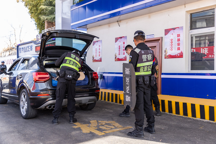 檢查站人員認(rèn)真檢查過(guò)往車(chē)輛。中共涼山州委禁毒辦供圖