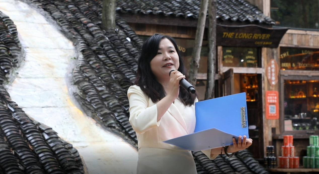 崇州市廖家鎮(zhèn)黨委書記楊婷推介廖家鎮(zhèn)精品旅游線路。崇州市廖家鎮(zhèn)黨建辦供圖