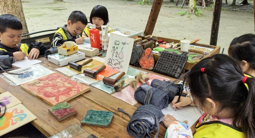 孩子們體驗(yàn)非遺木版水印。崇州市廖家鎮(zhèn)黨建辦供圖