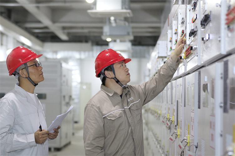 國網(wǎng)成都供電公司員工正在進(jìn)行投運前設(shè)備檢查。國網(wǎng)成都供電公司供圖