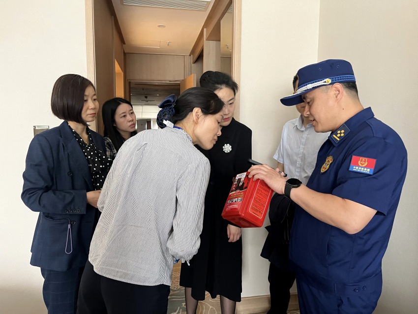 廣安消防走進(jìn)酒店開(kāi)展消防安全隱患排查工作。廣安消防供圖
