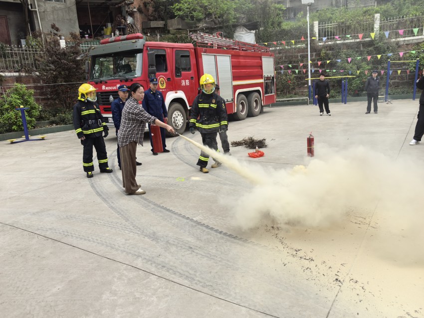 消防部門組織企業(yè)職工學(xué)習(xí)使用滅火器。眉山消防供圖