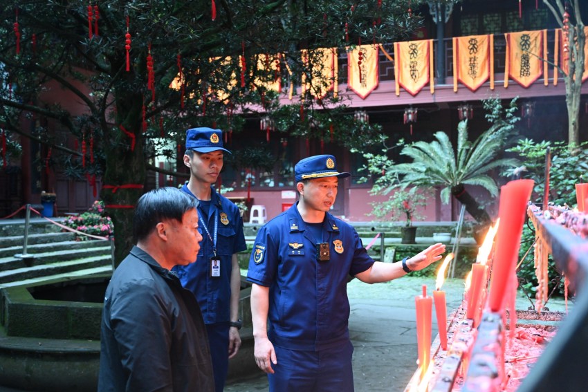 在都江堰月城湖景區(qū)，消防部門指導排查消防安全隱患。成都想消防供圖