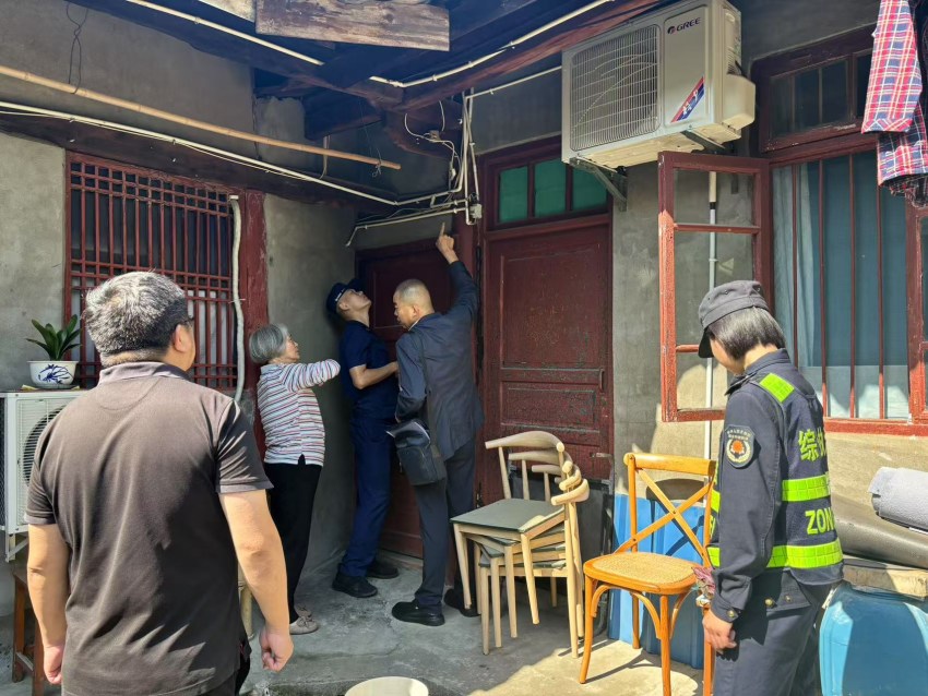 在閬中古城，消防部門指導(dǎo)排查電氣線路火災(zāi)隱患。南充消防供圖