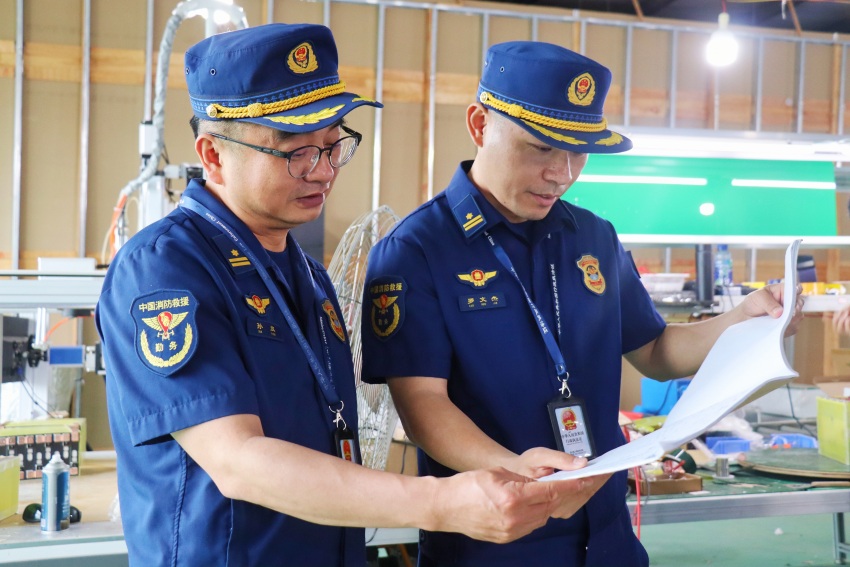 資陽支隊對工廠企業(yè)進行檢查。資陽消防供圖