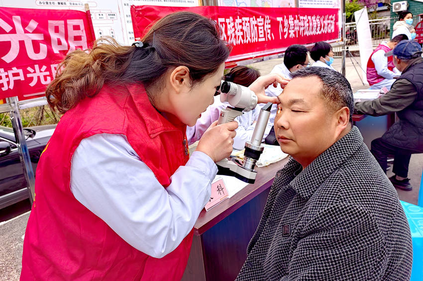 楊建芳深入社區(qū)開展義診。資陽融媒供圖