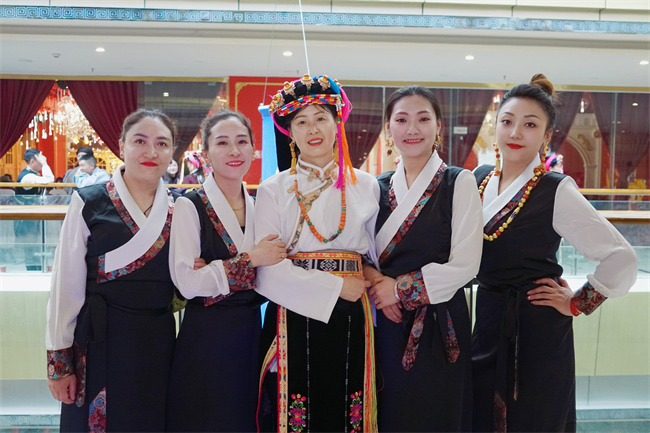 肖芳是全國(guó)首位藏族地鐵女司機(jī)（左四）。成都軌道集團(tuán)供圖