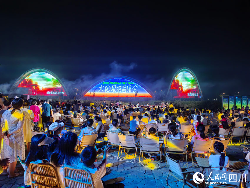 音樂會(huì)現(xiàn)場(chǎng)人氣爆棚，歌聲如潮。人民網(wǎng)記者 劉海天攝