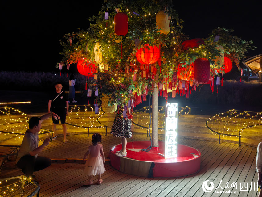 夜空下燈光璀璨，游客們開心玩耍。人民網(wǎng)記者 劉海天攝