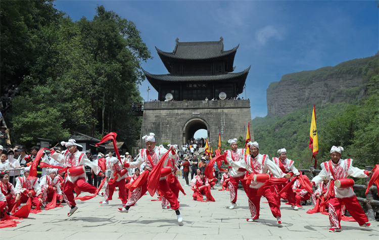 劍門(mén)關(guān)關(guān)樓景點(diǎn)處，正在進(jìn)行安塞腰鼓表演。劍閣縣委宣傳部供圖