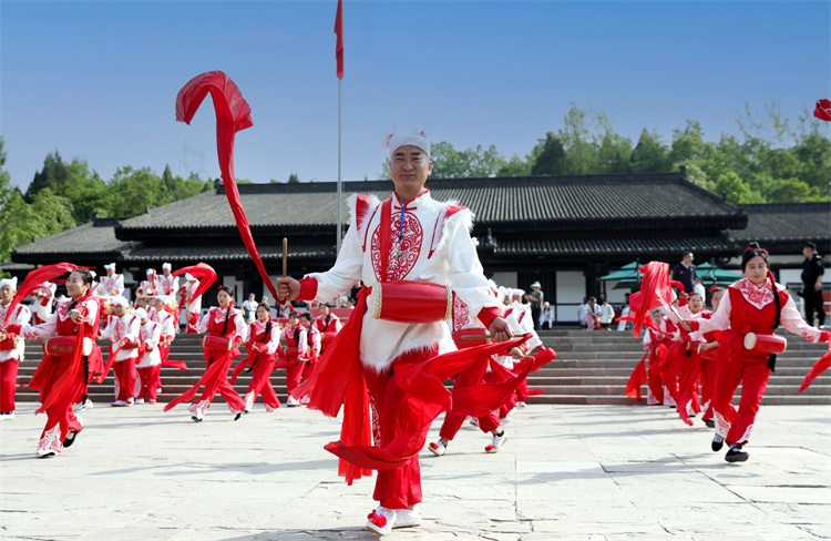 安塞腰鼓在劍門(mén)關(guān)景區(qū)游客中心表演。劍閣縣委宣傳部供圖
