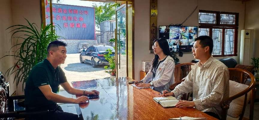 政策攻堅專班現(xiàn)場駐點指導企業(yè)。邛崍市臨邛鎮(zhèn)黨辦供圖