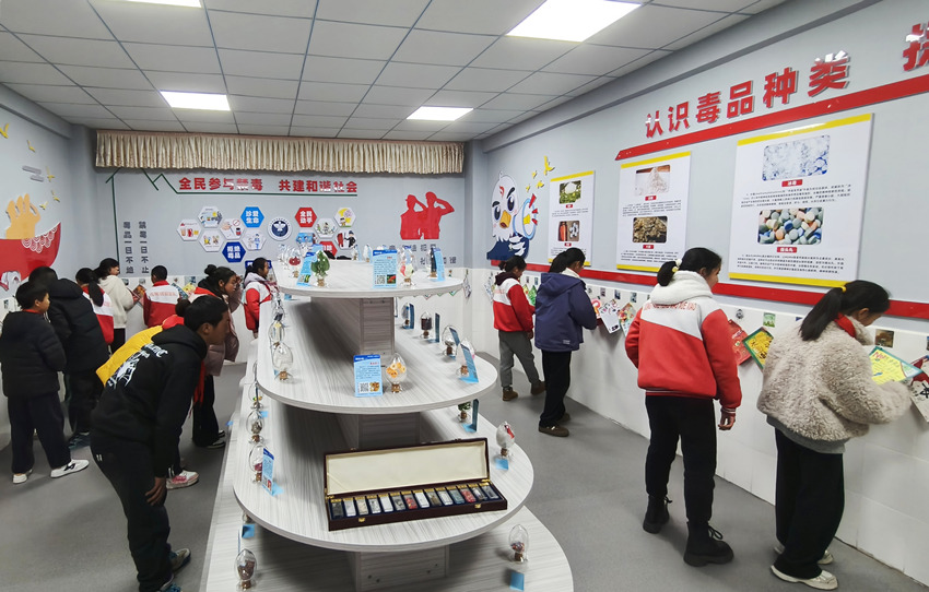 昭覺(jué)縣東方紅小學(xué)禁毒微基地。陳萱攝
