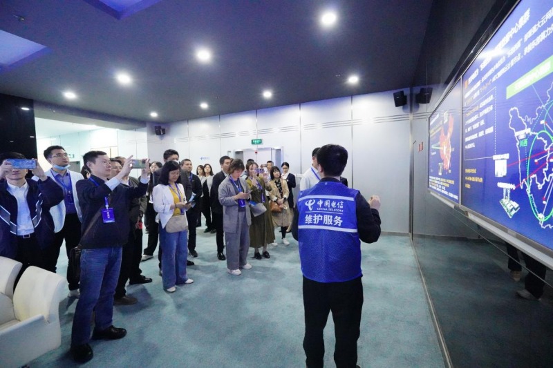 參觀中國電信西部信息中心運營商通信應用展廳。主辦方供圖