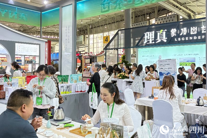 第十四屆四川茶博會現(xiàn)場。人民網(wǎng)記者 朱虹攝