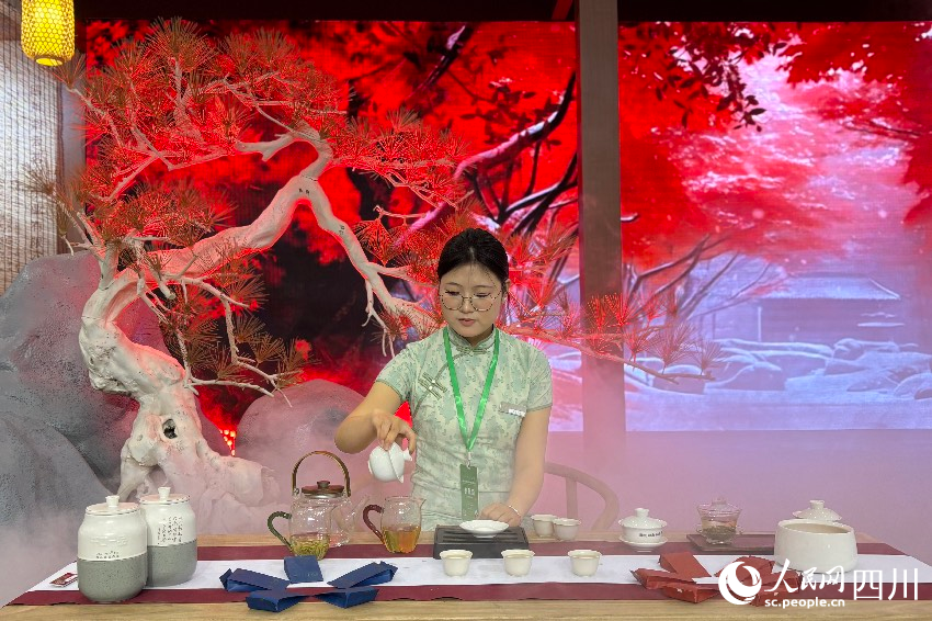 第十四屆四川茶博會現(xiàn)場。人民網(wǎng)記者 朱虹攝